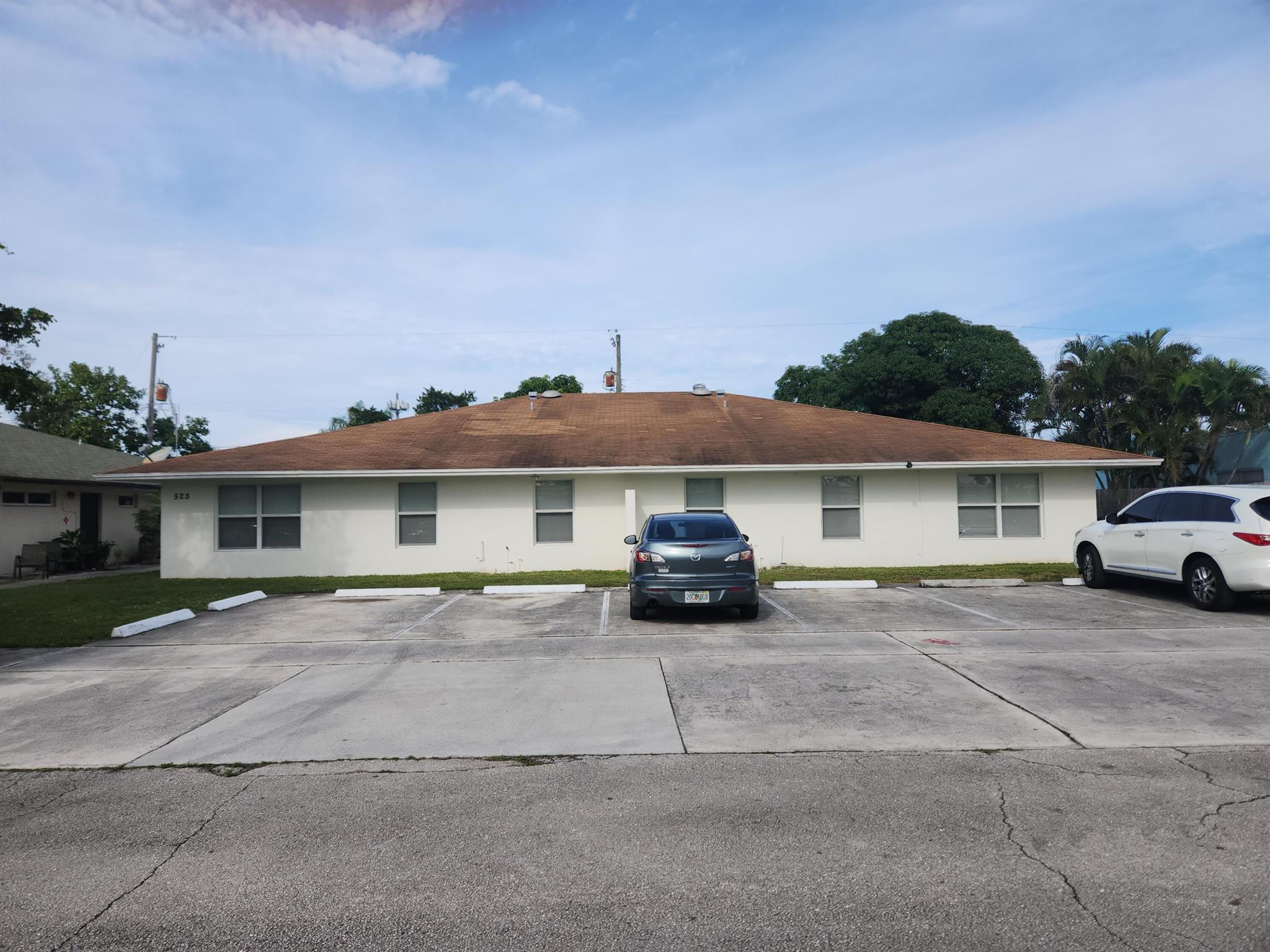 Centrally located -2 bedroom / 1 bath apartment. One parking spot.No pets please!