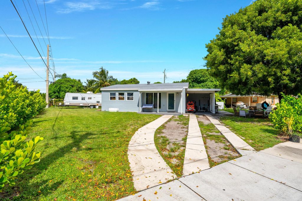 Photo of 1601 NE 4th Street, Boynton Beach, FL 33435 (MLS # R11016916)