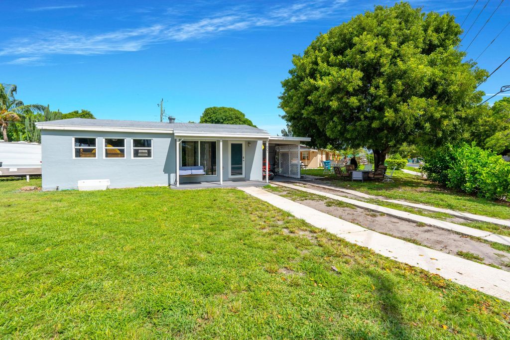 Photo of 1601 NE 4th Street, Boynton Beach, FL 33435 (MLS # R11016916)