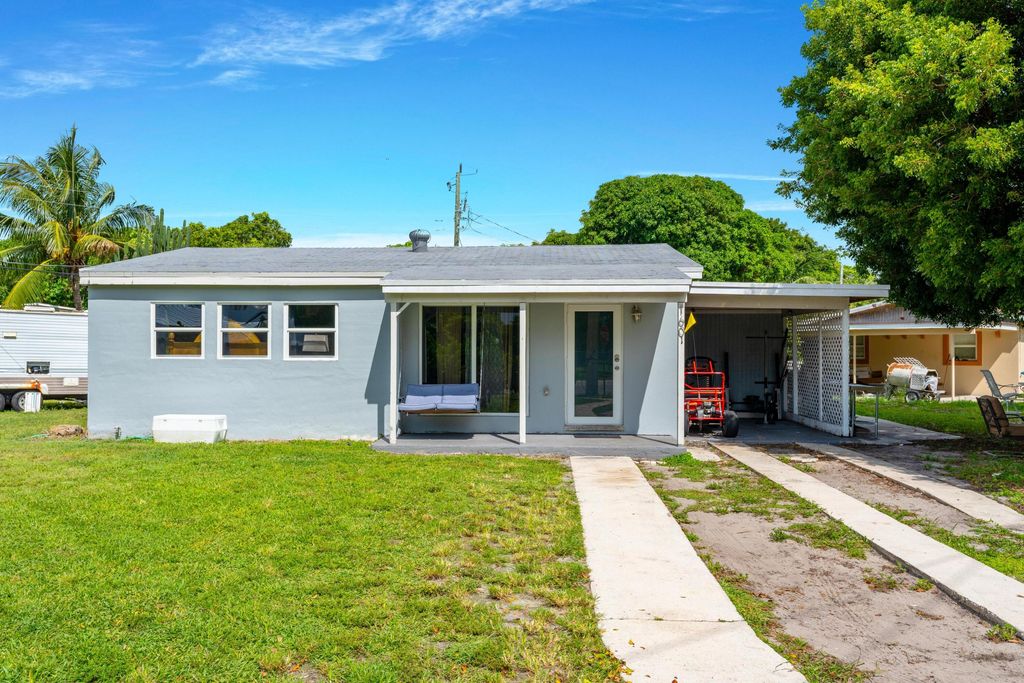 Photo of 1601 NE 4th Street, Boynton Beach, FL 33435 (MLS # R11016916)