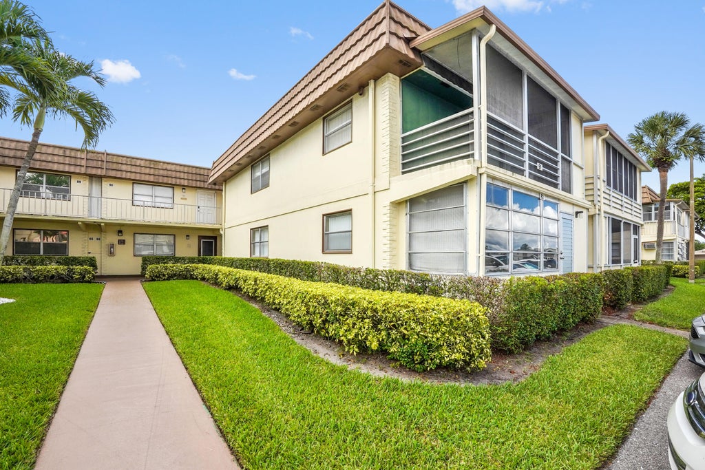Photo of 67 Saxony B, Delray Beach, FL 33446 (MLS # R10999428)