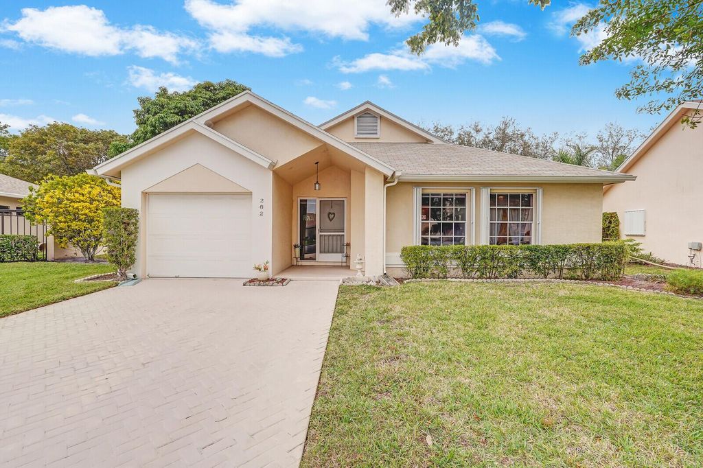 Photo of 262 W Moccasin Trail W, Jupiter, FL 33458 (MLS # R10952246)