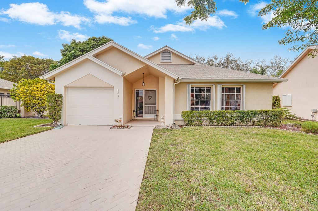 Photo of 262 W Moccasin Trail W, Jupiter, FL 33458 (MLS # R10952246)