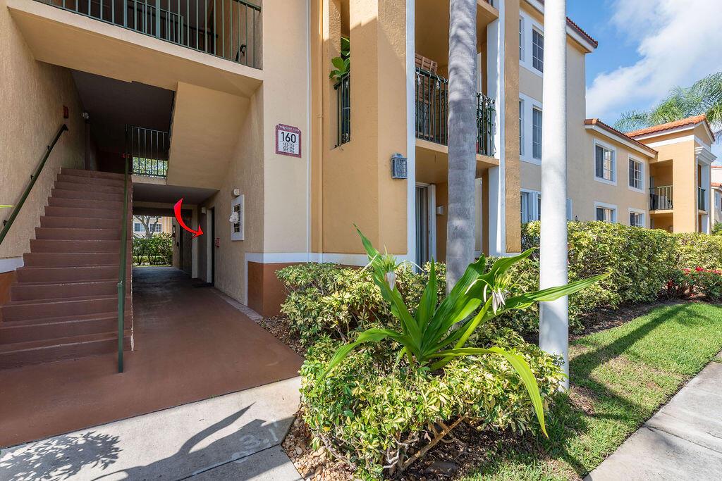 We present to you this beautiful condominium apartment, with 2 bedrooms and a full bathroom, perfect for those seeking comfort and style. Enjoy amazing amenities such as Boating, Business Center, Clubhouse, Community Room, Fitness Center, Picnic Area, pool, spa with hot tub, and tennis courts, all within a safe and peaceful environment. Additionally, the property includes two vehicle spaces, offering even more convenience. Located in an area with easy access to major roads and close to supermarkets, schools, and shops, you'll have everything you need just around the corner. Make this place your home and start enjoying the life you deserve! Schedule your visit today!