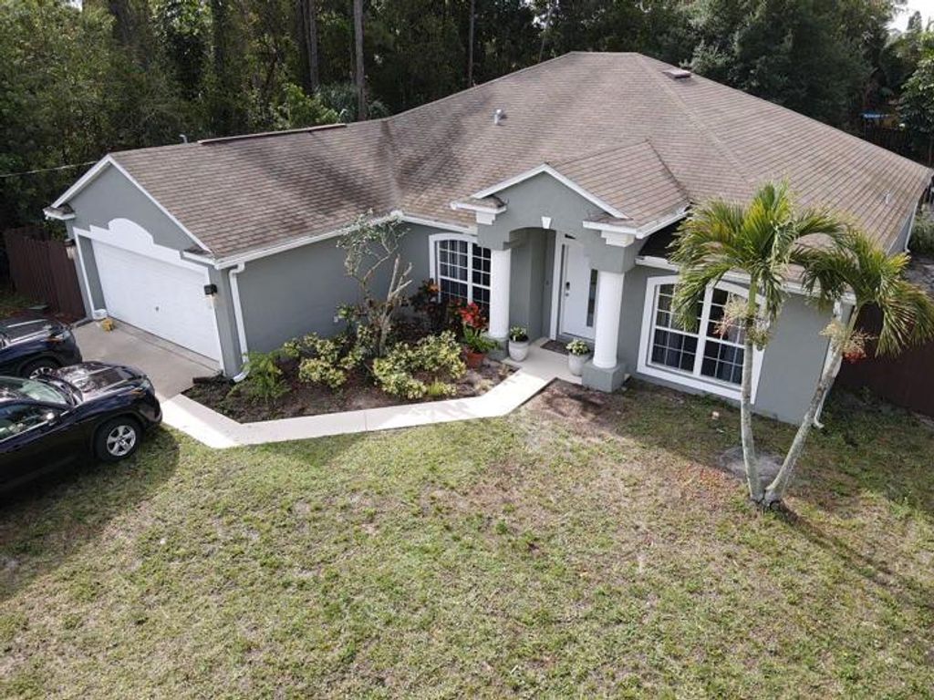 Photo of 826 SE Sweetbay Avenue, Port Saint Lucie, FL 34983 (MLS # R10785909)