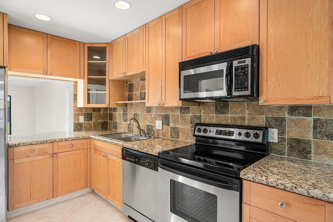 SOUTHPORT AT HUNTERS RUN CONDO - Residential