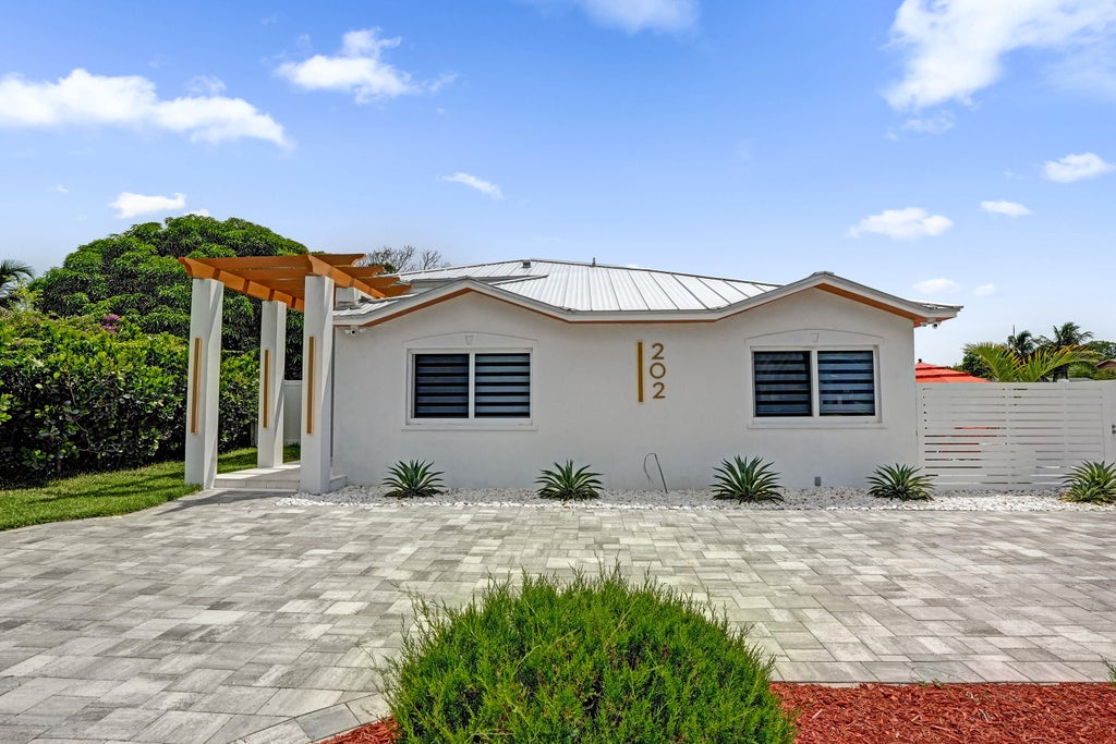 Photo of 202 SE 4TH Street, Delray Beach, FL 33483 (MLS # B26069717)
