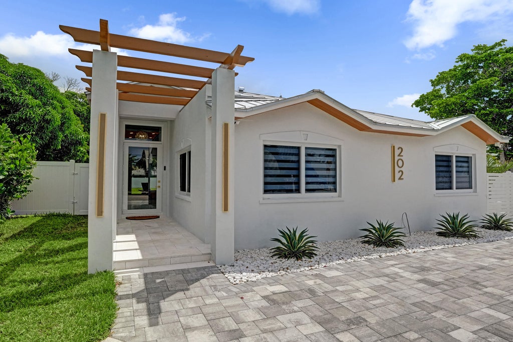 Photo of 202 SE 4TH Street, Delray Beach, FL 33483 (MLS # B26069717)