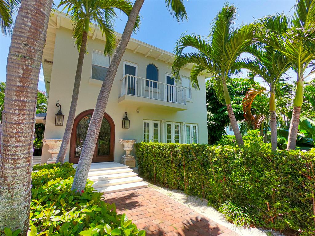 Turn-key, fully furnished apartment located in the heart of Palm Beach. This 1 bedroom / 1 bathroom apartment has central A/C, hardwood floors, full kitchen, separate bedroom, and large balcony overlooking the beautiful Palm trees. Perfectly positioned between the Ocean and Intracoastal you can enjoy both the sunrise and sunset every day of the year. Short distance to Publix, the new Royal Poinciana Plaza, famed restaurants, and so much more!