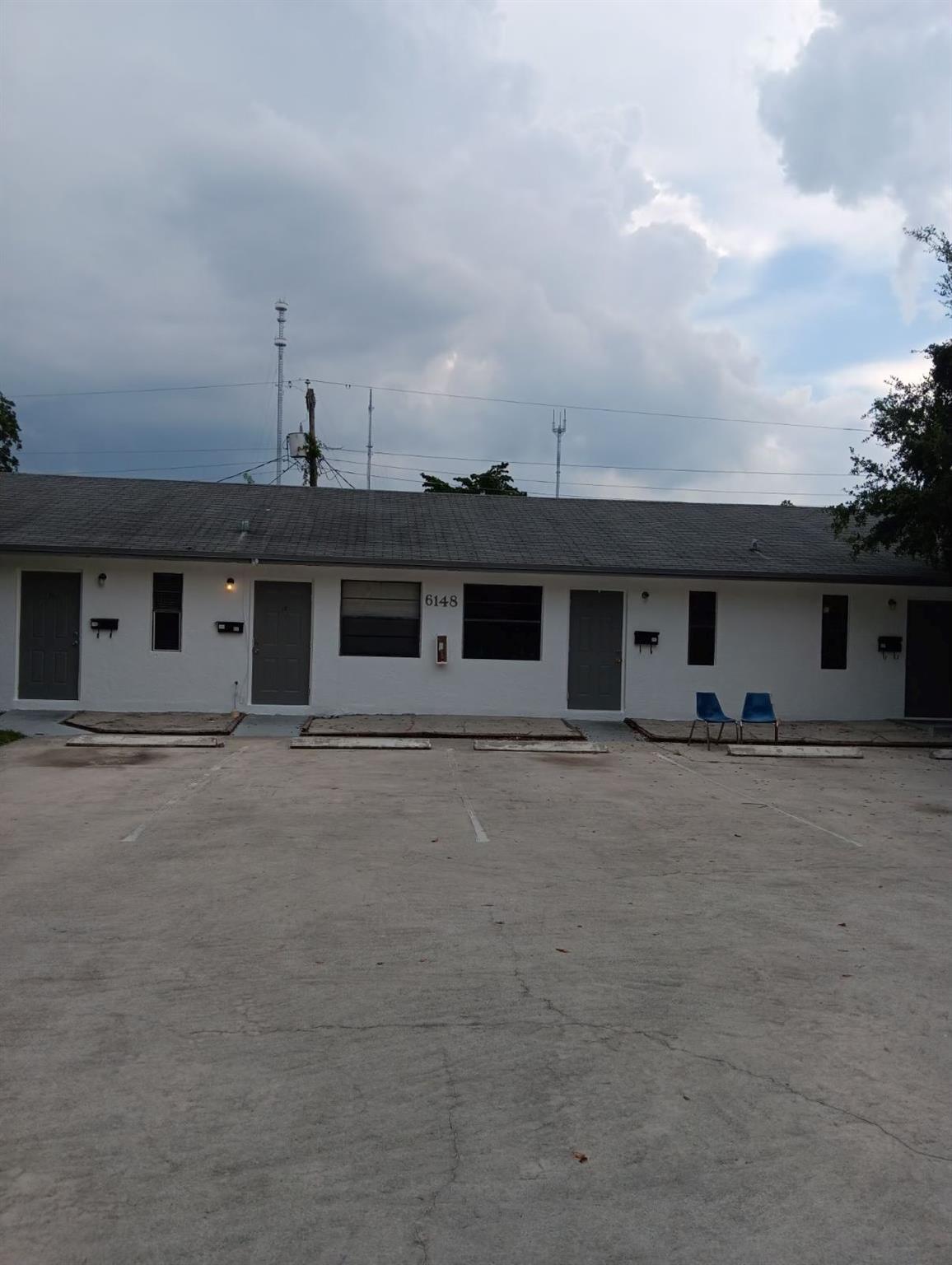 Quiet area Efficiency with separate 1 bathroom apartment for rent. Close to shopping, restaurants and supermarkets.