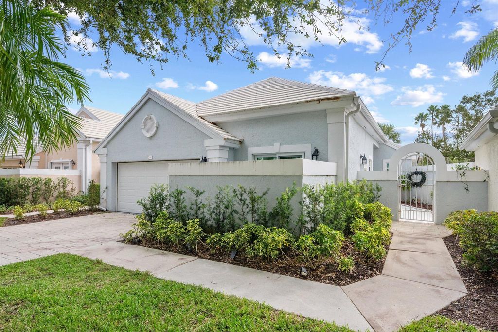 Photo of 31 Dorchester Circle, Palm Beach Gardens, FL 33418 (MLS # R11057630)