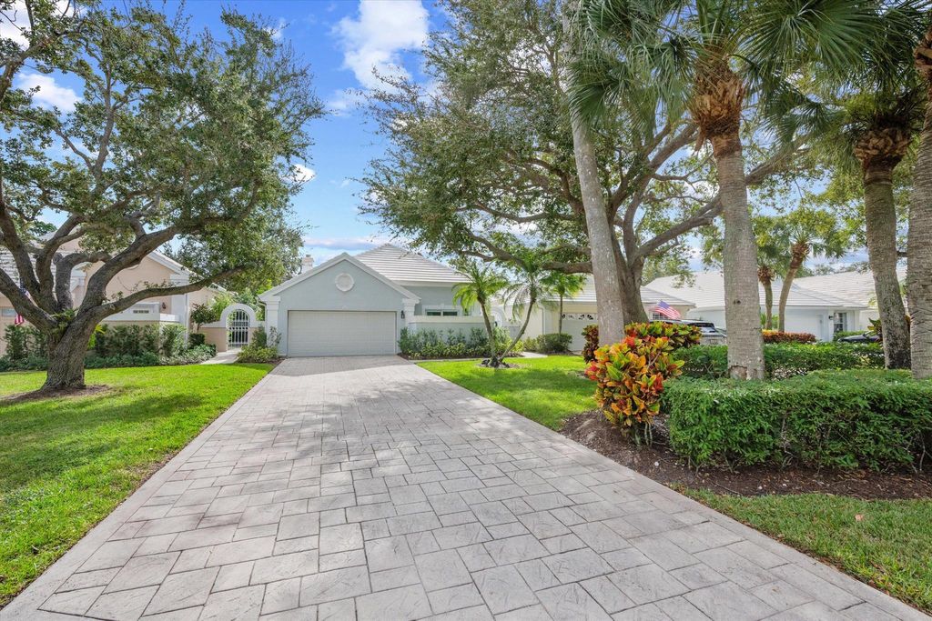 Photo of 31 Dorchester Circle, Palm Beach Gardens, FL 33418 (MLS # R11057630)