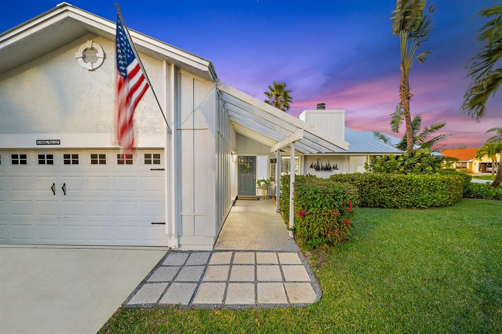 Photo of 19 Pinehill Trail E, Tequesta, FL 33469 (MLS # R10690034)