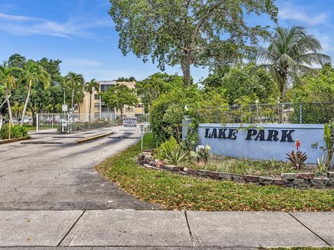 Condominium in Miami FL 922 199th St St.jpg