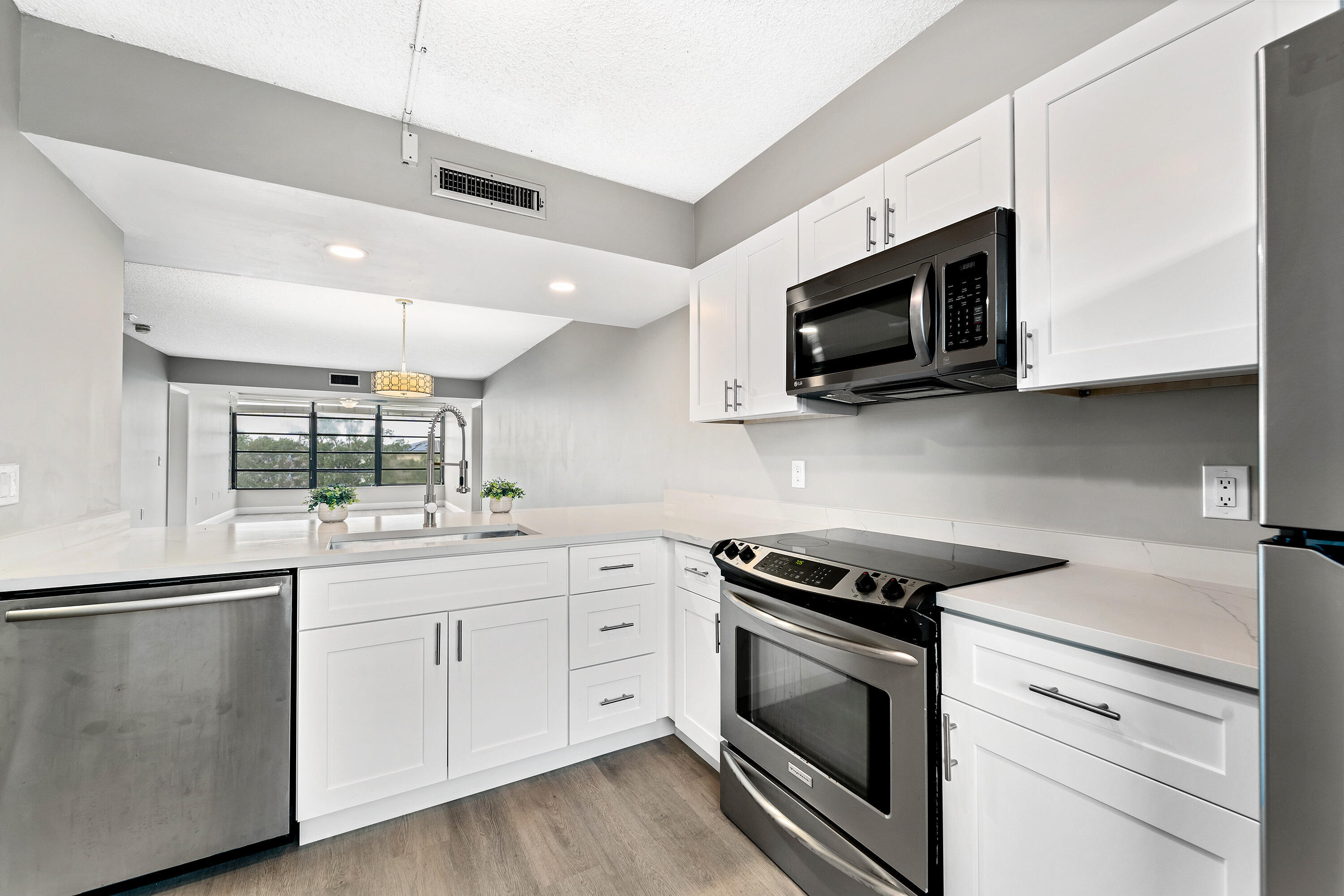 WHITEHALL CONDO OF THE LANDS OF THE PRESIDENT - Residential Lease