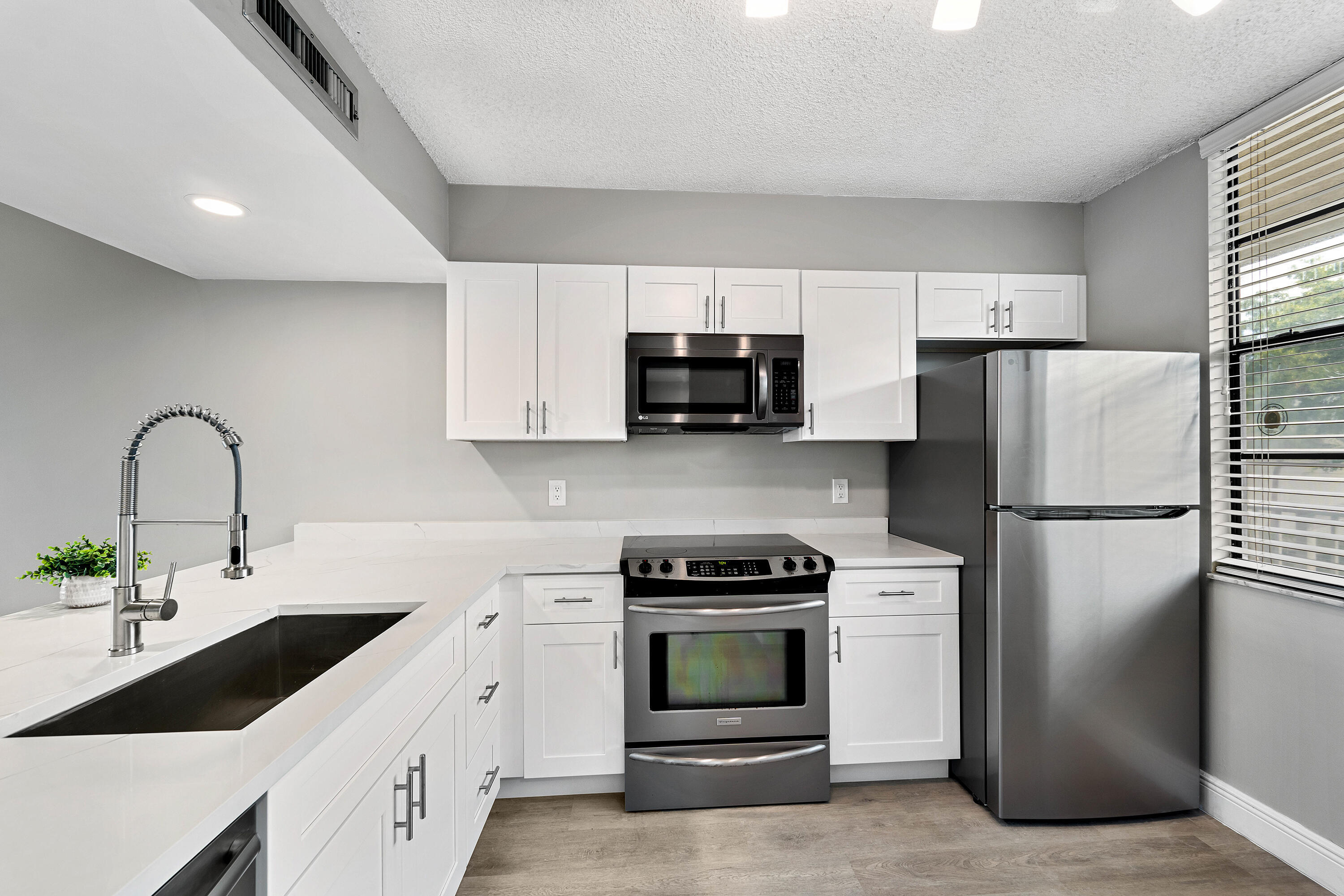 WHITEHALL CONDO OF THE LANDS OF THE PRESIDENT - Residential Lease