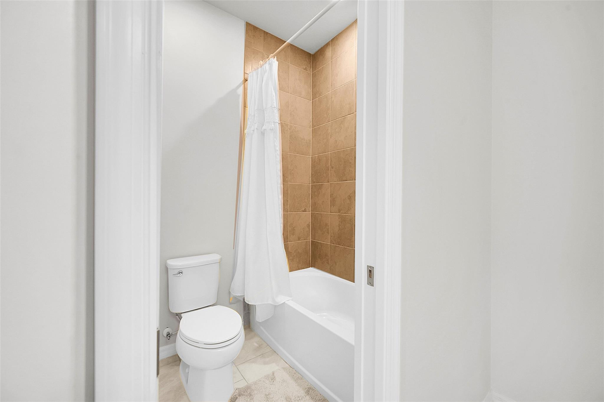 FIELDS AT GULFSTREAM POLO - Residential Lease