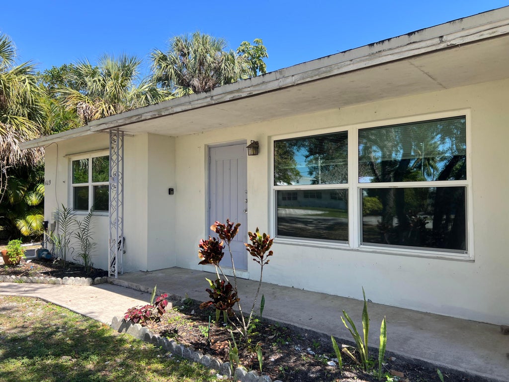 Photo of 609 SE Flamingo Avenue, Stuart, FL 34996 (MLS # R11051362)