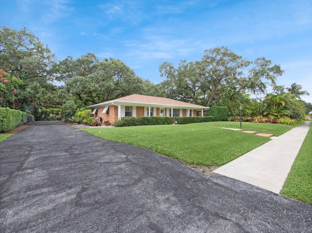 Photo of 2712 Lone Pine Road, Palm Beach Gardens, FL 33410 (MLS # R11097842)