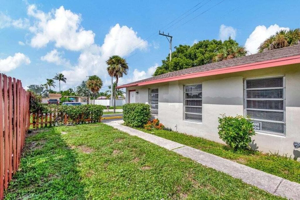 Photo of 614 Holly Drive #1, Palm Beach Gardens, FL 33410 (MLS # B26025312)