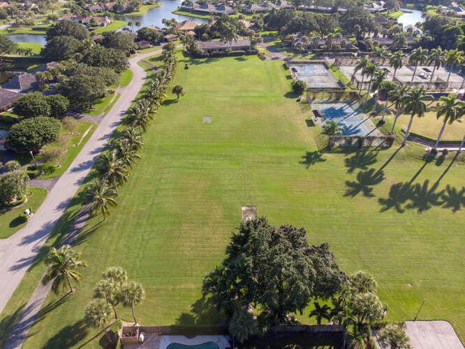 GOLF AND TENNIS VILLAGE P - Residential