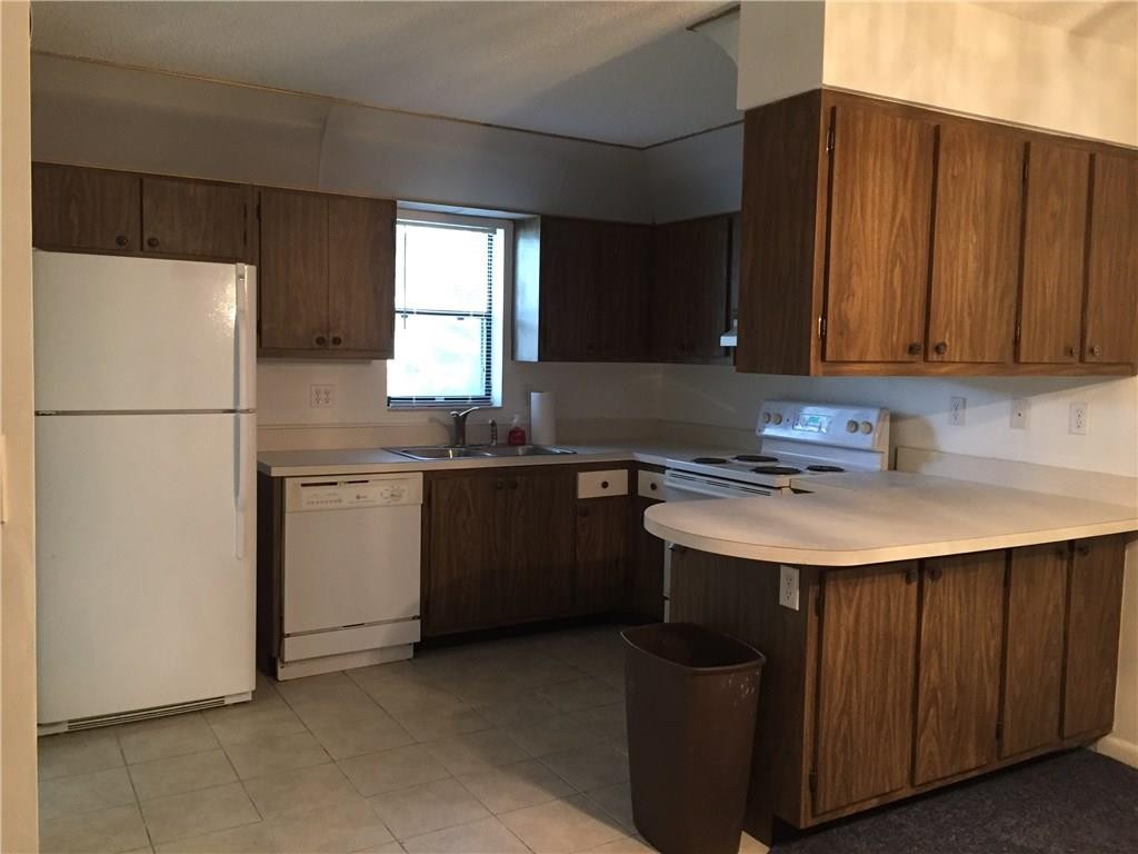 CHATEAU ON THE KNOLL - Residential