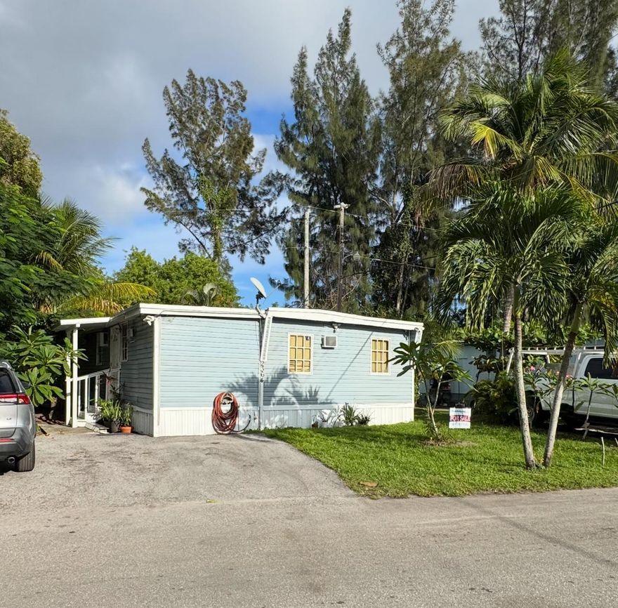 Just Listed!. Charming and comfortable mobile home with 4-Bedroom, 3-Bath, ready to move in, located in a community for all ages at ''Holiday Plaza.''neighborhood offering comfort, convenience, and safety for the whole family. , this home provides easy access to shopping, restaurants, schools.Ideal for large families or investment rental opportunities. .Great opportunity, don't miss out! . All measurements are approximate. Only Cash. Call the listing agent today to schedule a visit