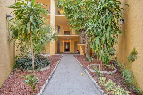 4364 NW 9th Avenue Unit 16-3d, Deerfield Beach, FL MLS: R11089388
