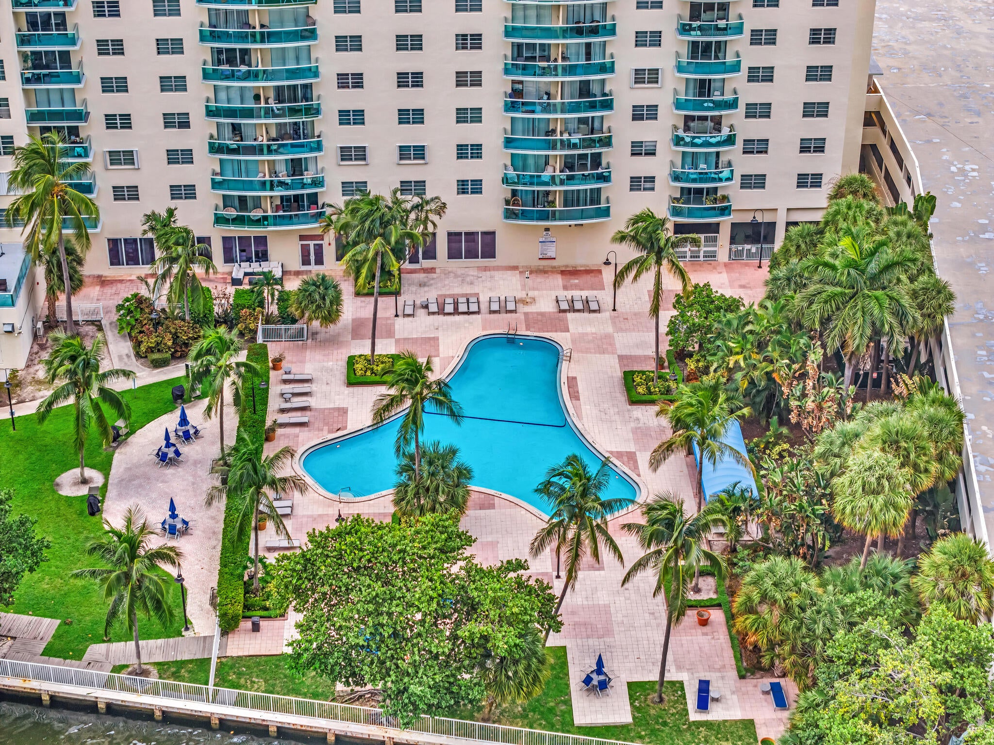 19390 COLLINS Avenue PH-6