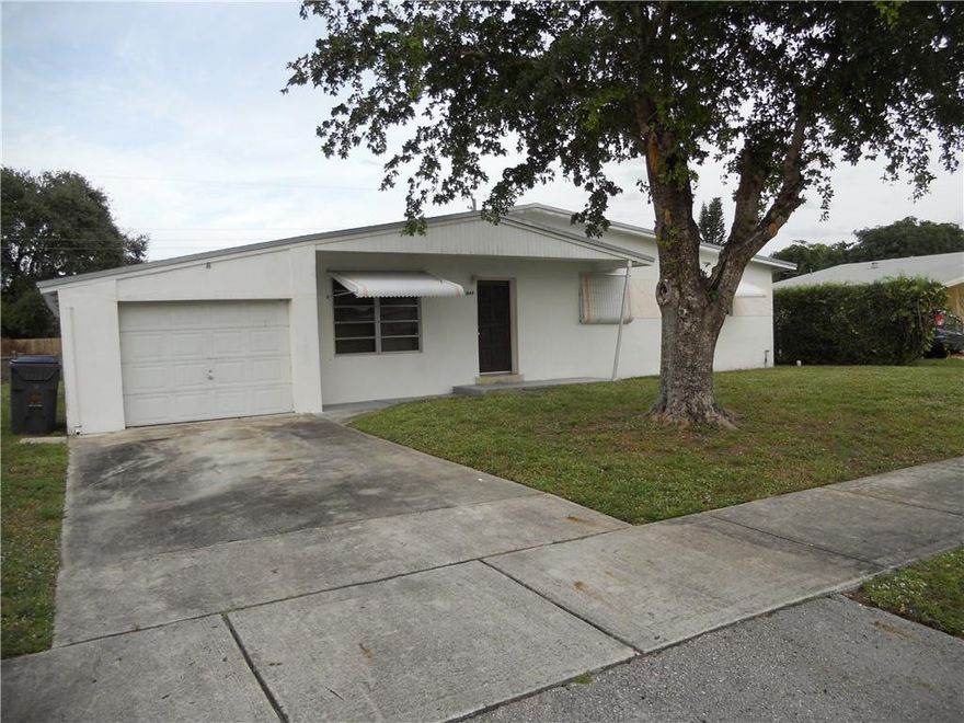 Great Starter home with a HUGE yard!  3 bedrooms and an updated Bath.  Laminate floors in bedrooms.  Ceramic tile in living area.   Roof replaced in 2010. Water Heater replaced 2013.  Oversized 1 car garage with plenty of room for a workbench.  Separate L aundry room.  This development is surrounded by water.  Low traffic area, no through streets.  One way in, One way out!  Close to I95, and 441.    LOTS OF POTENTIAL!  NO HOA!