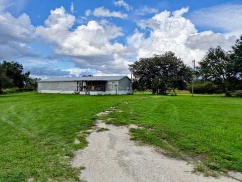 Photo of 19565 NW 304TH Street, Okeechobee, FL 34972 (MLS # B26090429)