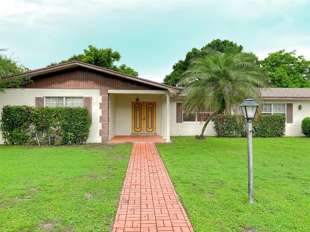 Photo of 1912 York Court, Fort Pierce, FL 34982 (MLS # R10729103)