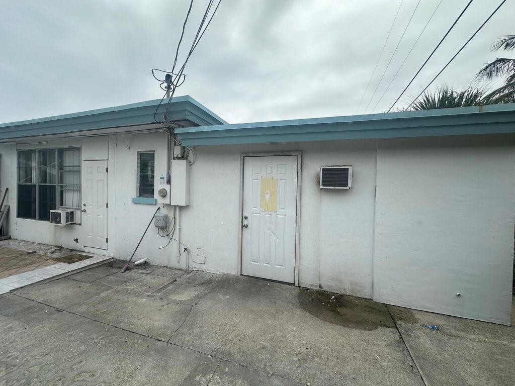 Photo of 721 N A Street, Lake Worth Beach, FL 33460 (MLS # R11004304)