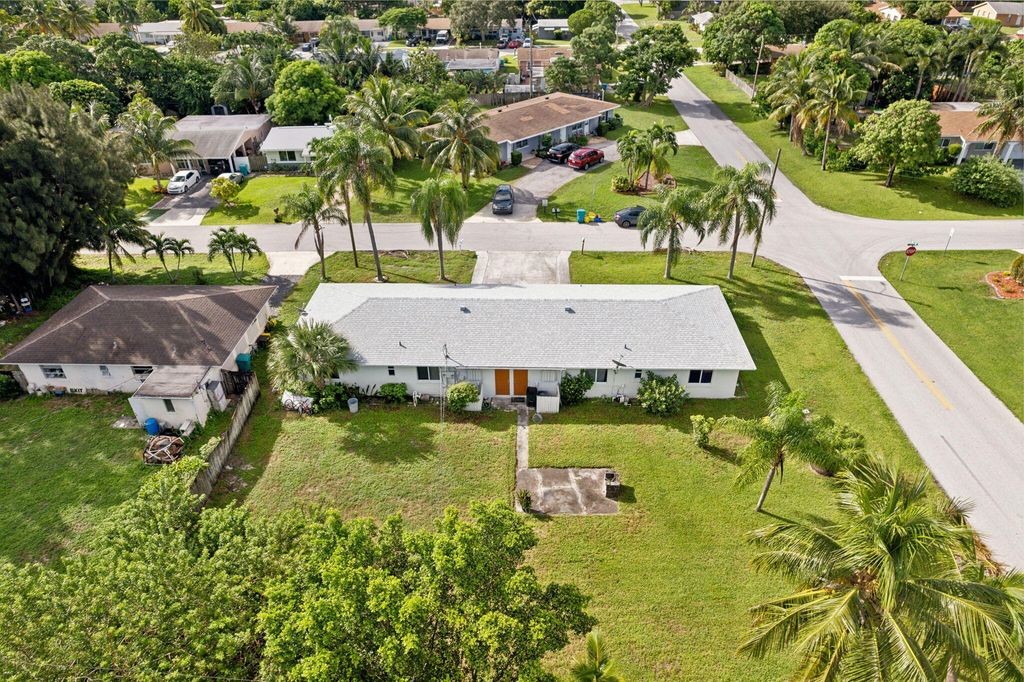 Photo of 141 SW 8th Avenue, Boynton Beach, FL 33435 (MLS # R11026922)