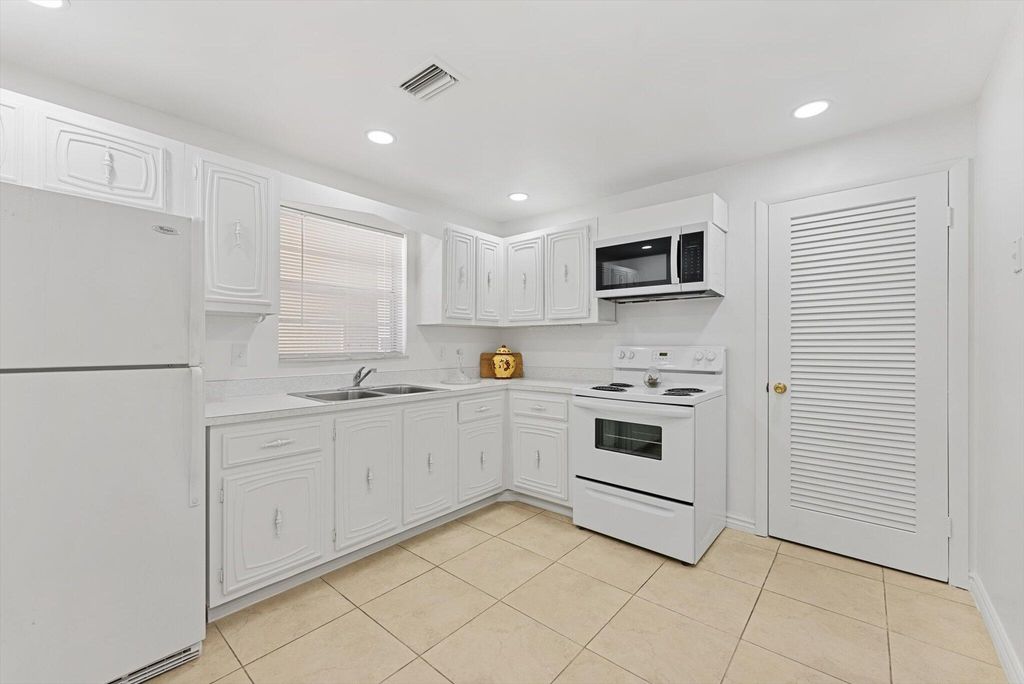 Photo of 10821 N Military Trail #19, Palm Beach Gardens, FL 33410 (MLS # R11082338)