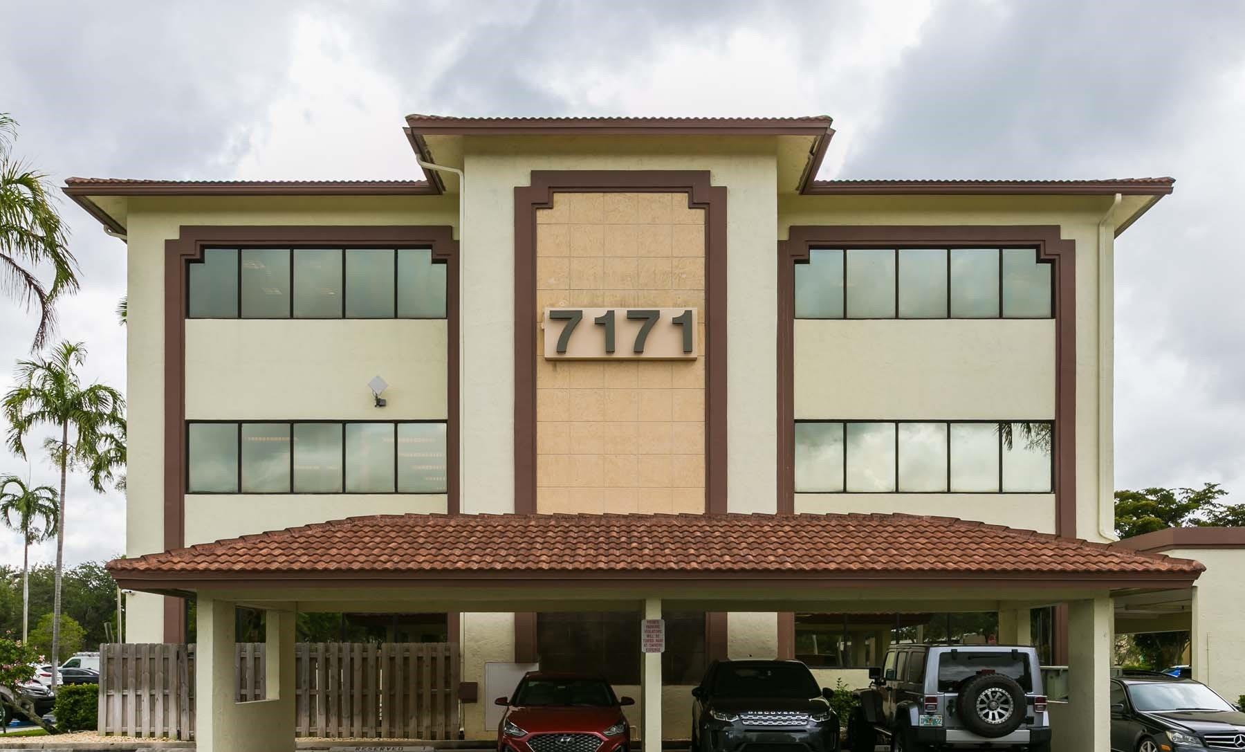 Great starter office in University Drive fronting medical building. 840 square feet with 2 exam rooms, private office, large waiting and reception with built in desk, and private restroom.