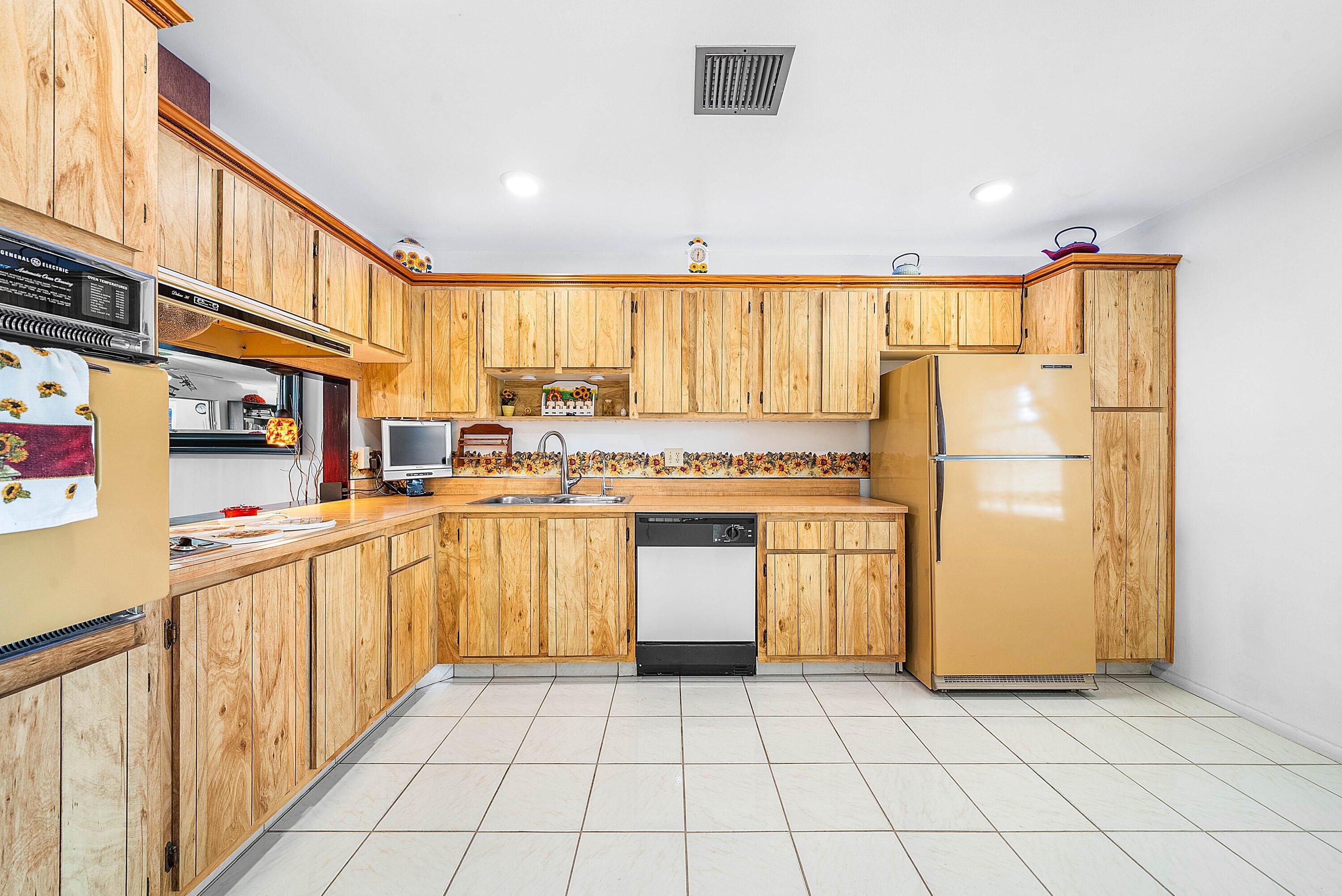 CRESTHAVEN CONDO TOWNHOMES SEC 3 - Residential