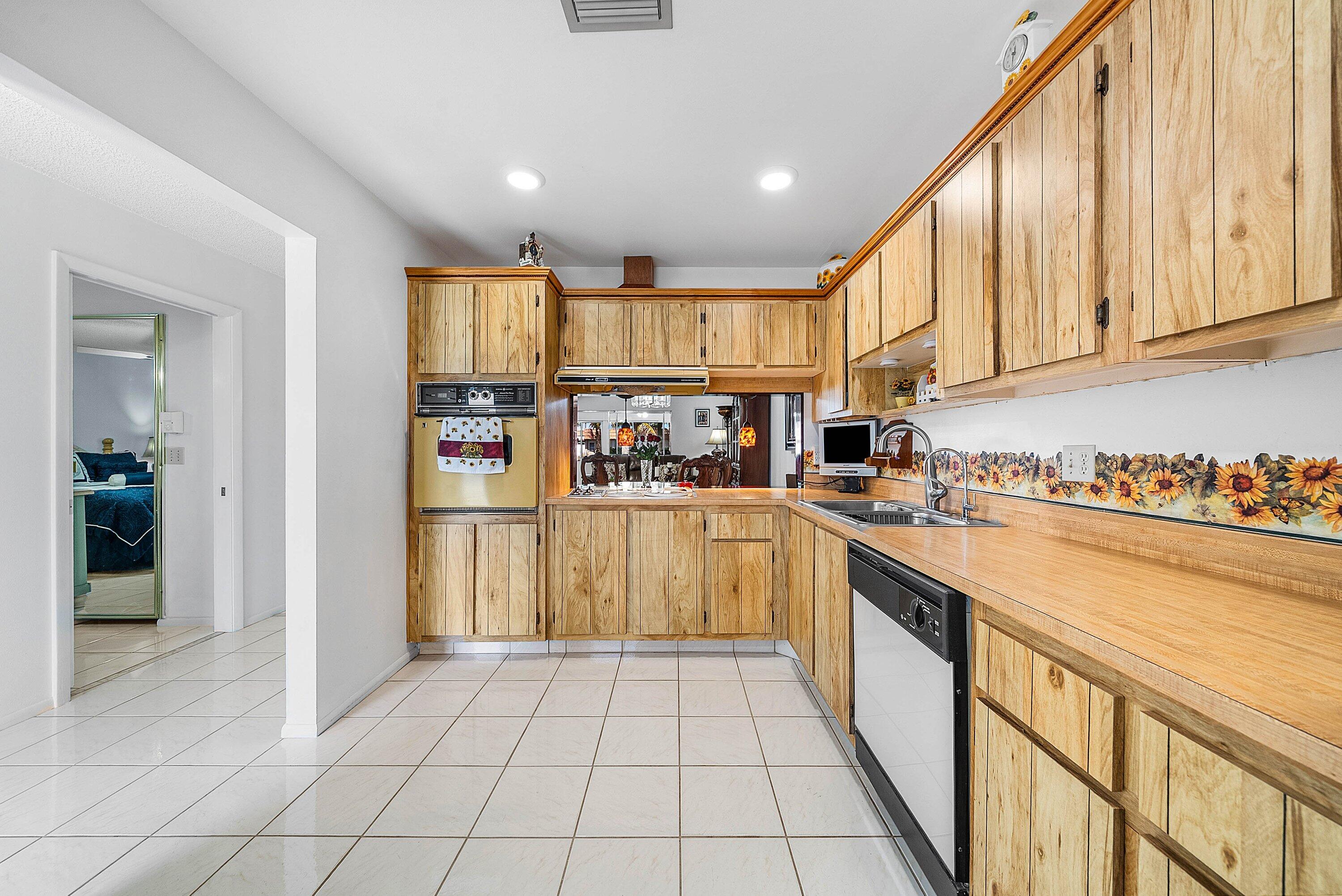 CRESTHAVEN CONDO TOWNHOMES SEC 3 - Residential