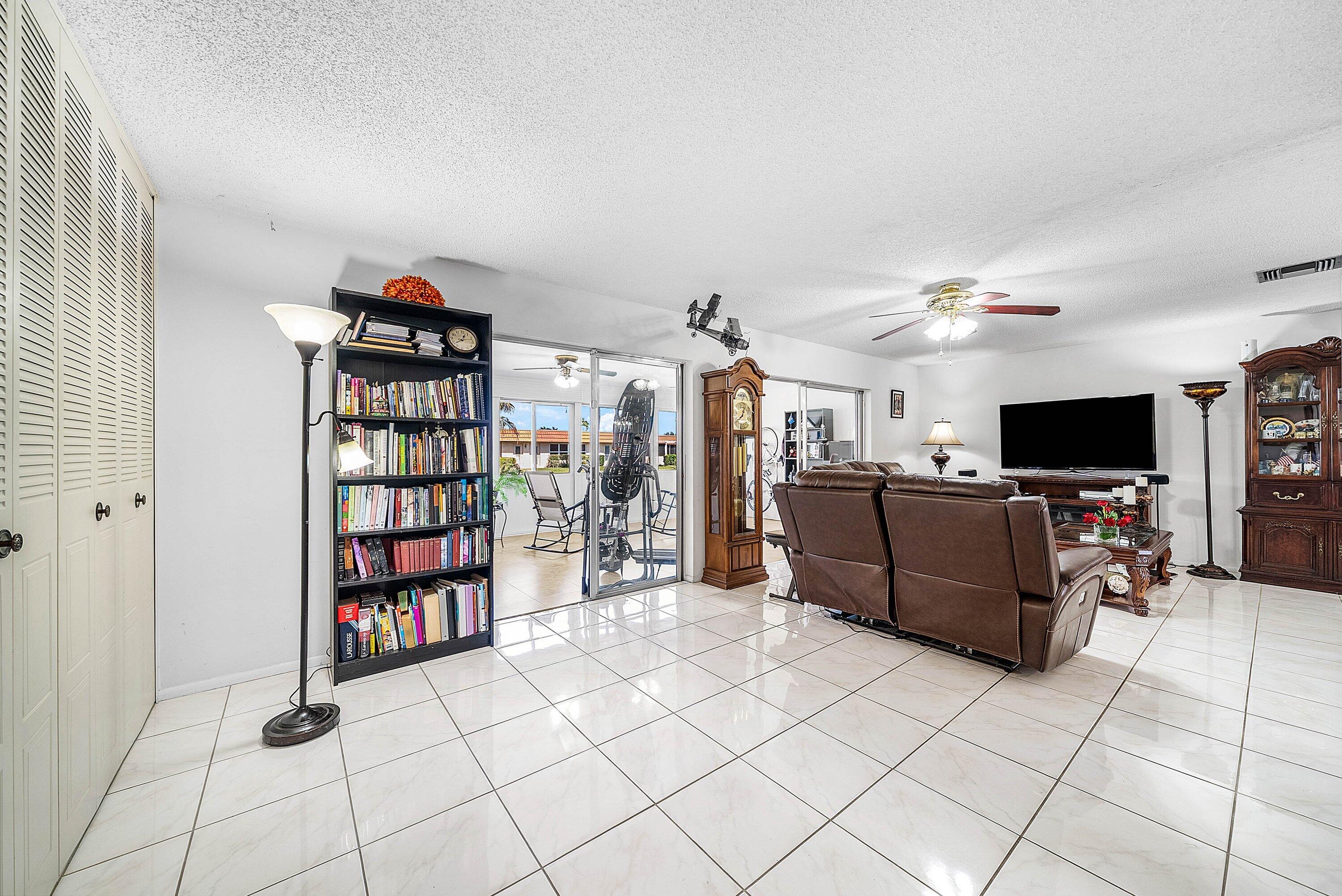 CRESTHAVEN CONDO TOWNHOMES SEC 3 - Residential