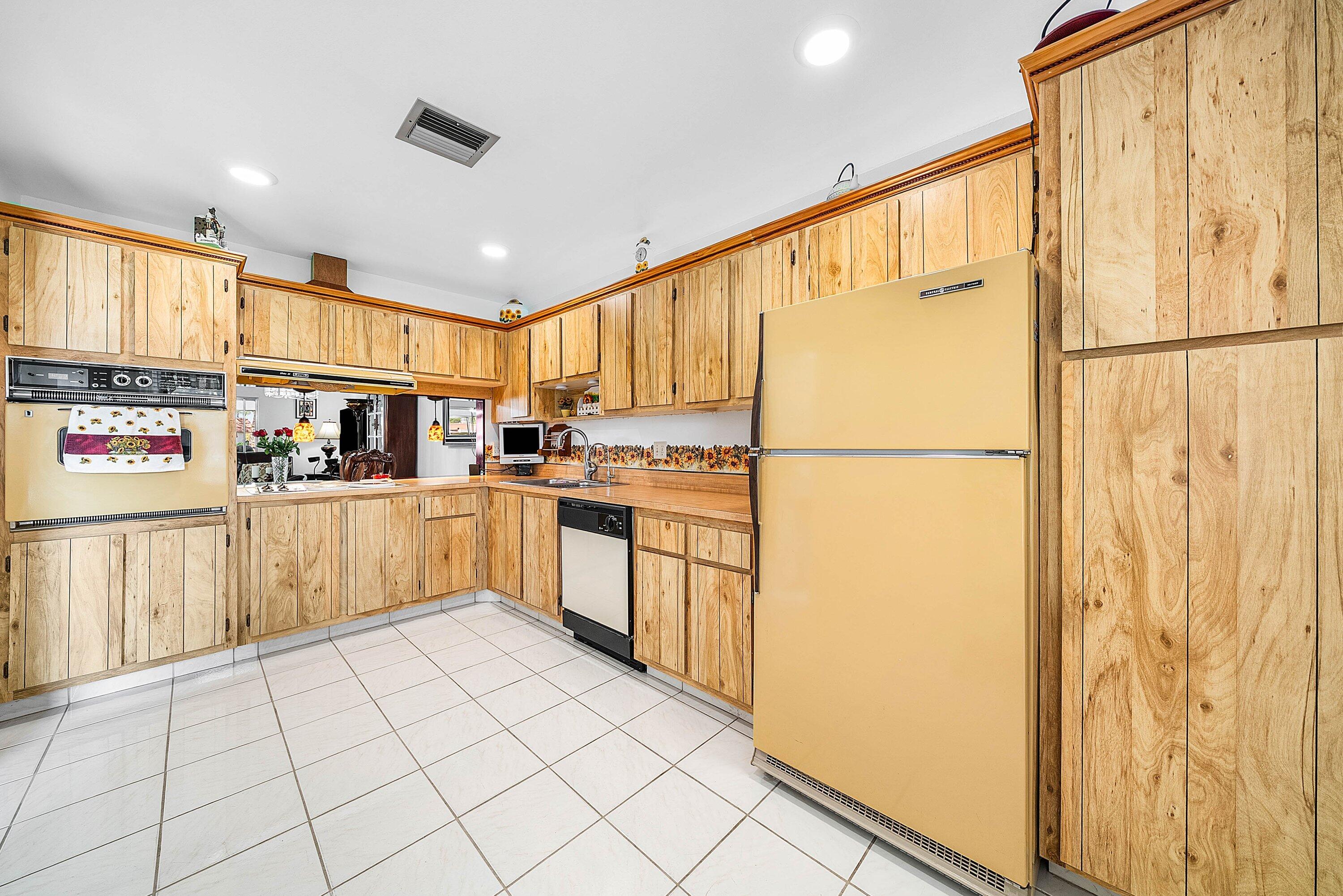 CRESTHAVEN CONDO TOWNHOMES SEC 3 - Residential