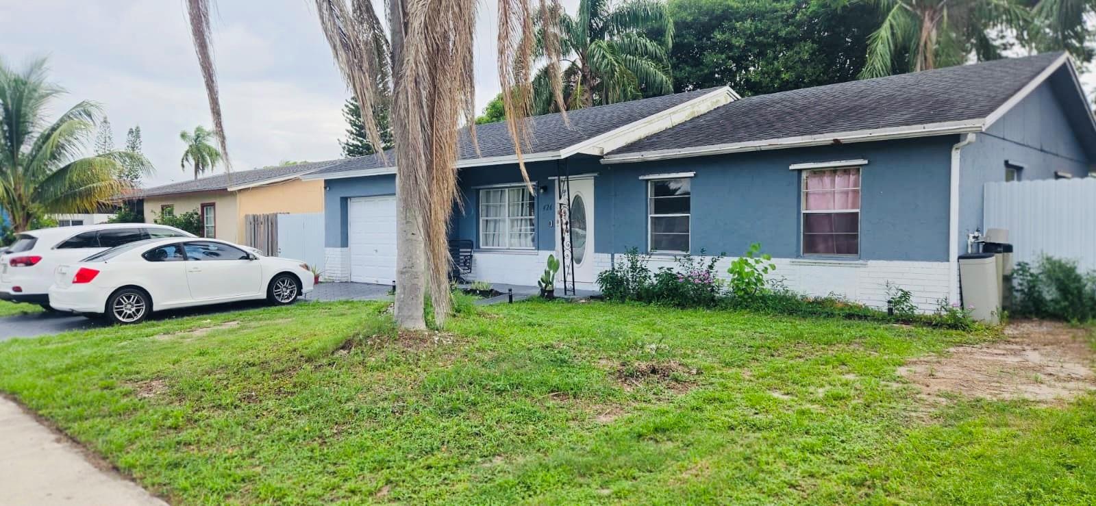 Very nice and spacious home for rent, this property features a huge fence backyard, perfect for entertaining or relaxing outdoors. It offer 3 Bedrooms and 2 bathrooms, plus a garage that has been partially converted into an office space, which can easily be removed if desired. Th home is in excellent condition and move in ready, with major updates including a 2020 A/C unit, water heater and roof. conveniently located near supermarkets, pharmacies and other everyday essentials. Don't miss the opportunity to make this beautiful home yours!