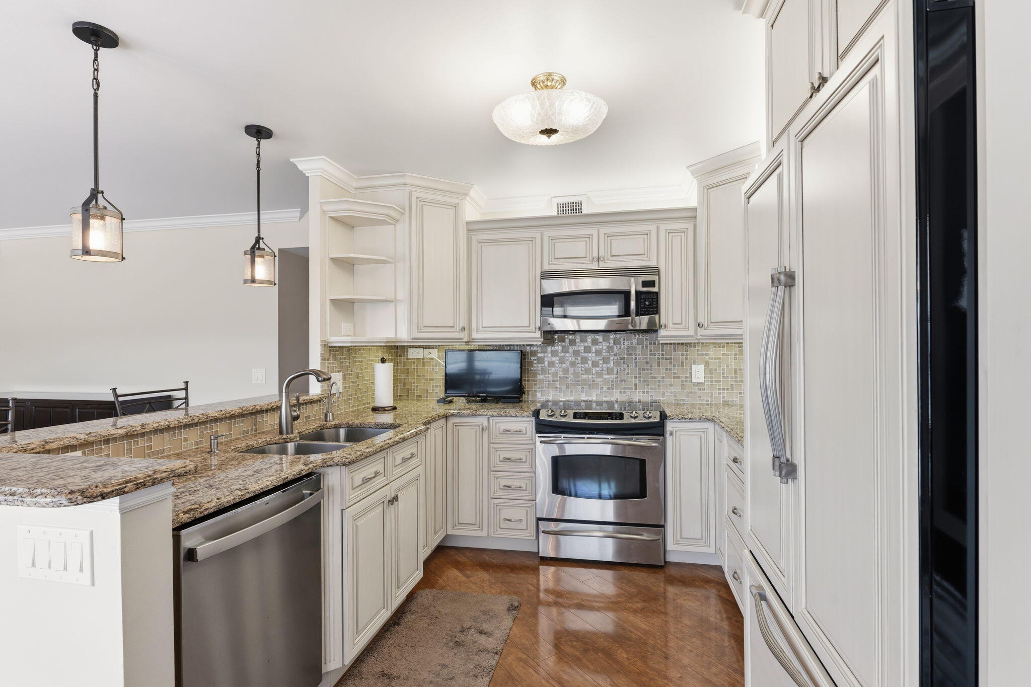 4037 Ainslie C