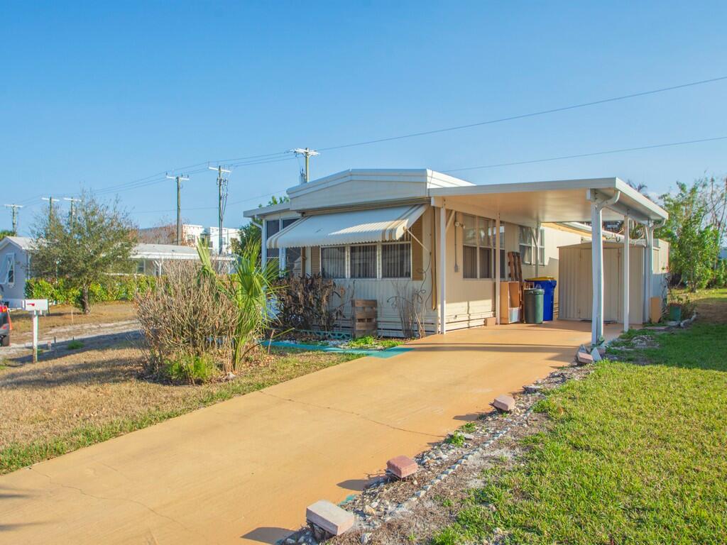 335 NE Tropicalia Lane