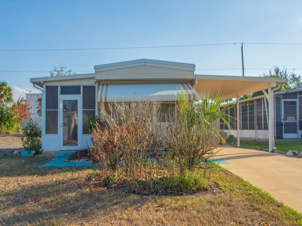 335 NE Tropicalia Lane