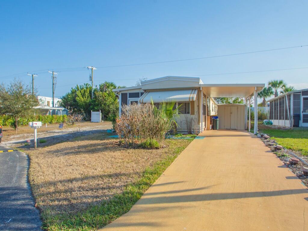 335 NE Tropicalia Lane