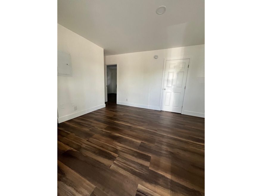 Centrally located and updated apartment with one bedroom and one bathroom.  Stainless Steel appliances in kitchen.  Corner unit with lots of natural light. Close to major highways, shopping, entertainment and beaches. Common areas are well maintained. Electricity and water are included in the monthly rent.