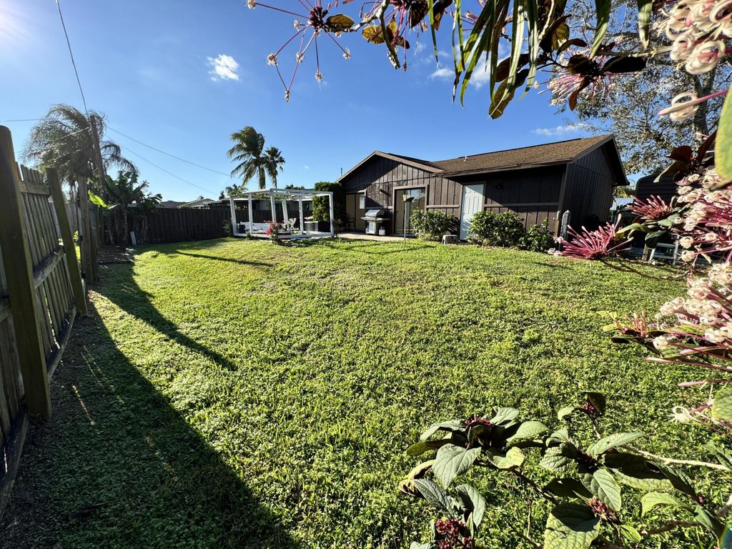 Photo of 1808 SE Monroe Street, Stuart, FL 34997 (MLS # R10941636)