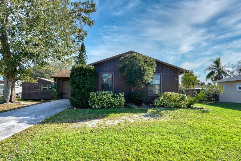 Photo of 1808 SE Monroe Street, Stuart, FL 34997 (MLS # R10941636)