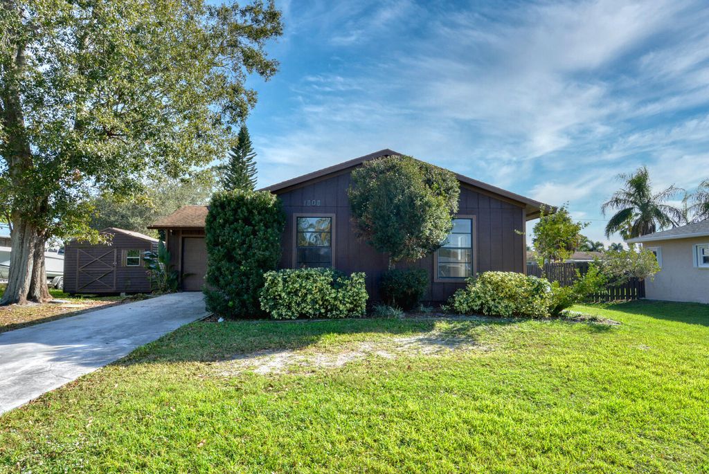 Photo of 1808 SE Monroe Street, Stuart, FL 34997 (MLS # R10941636)