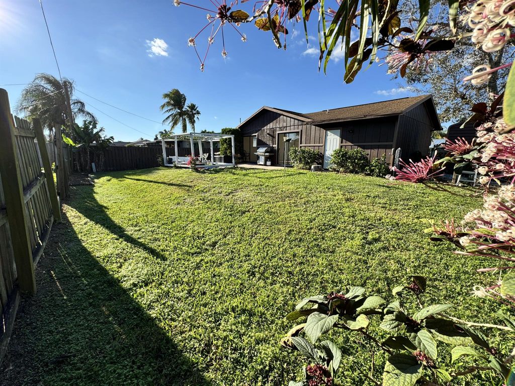 Photo of 1808 SE Monroe Street, Stuart, FL 34997 (MLS # R10941636)